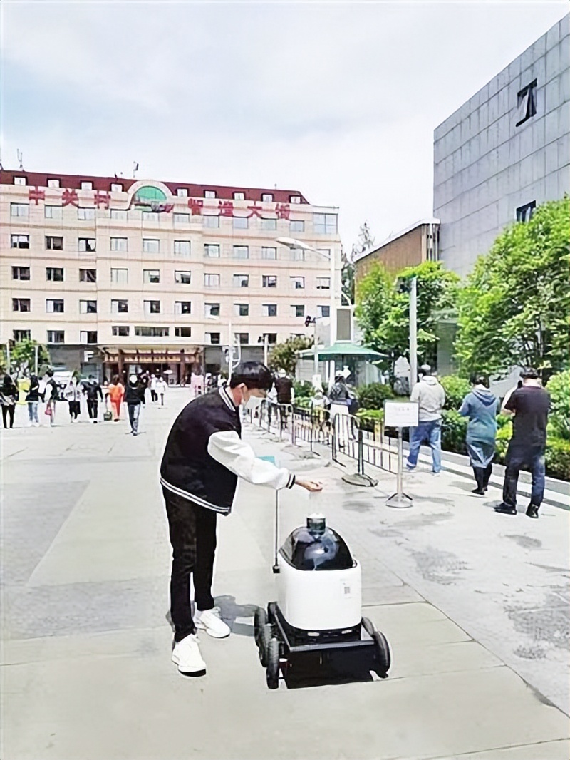 中关村智造大街有位特殊志愿者