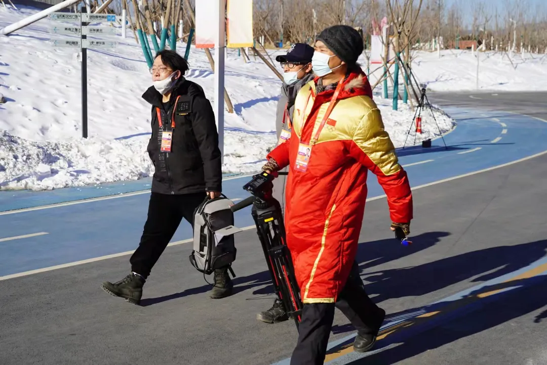 看~石景山之光！火炬传递他们全程保驾护航......