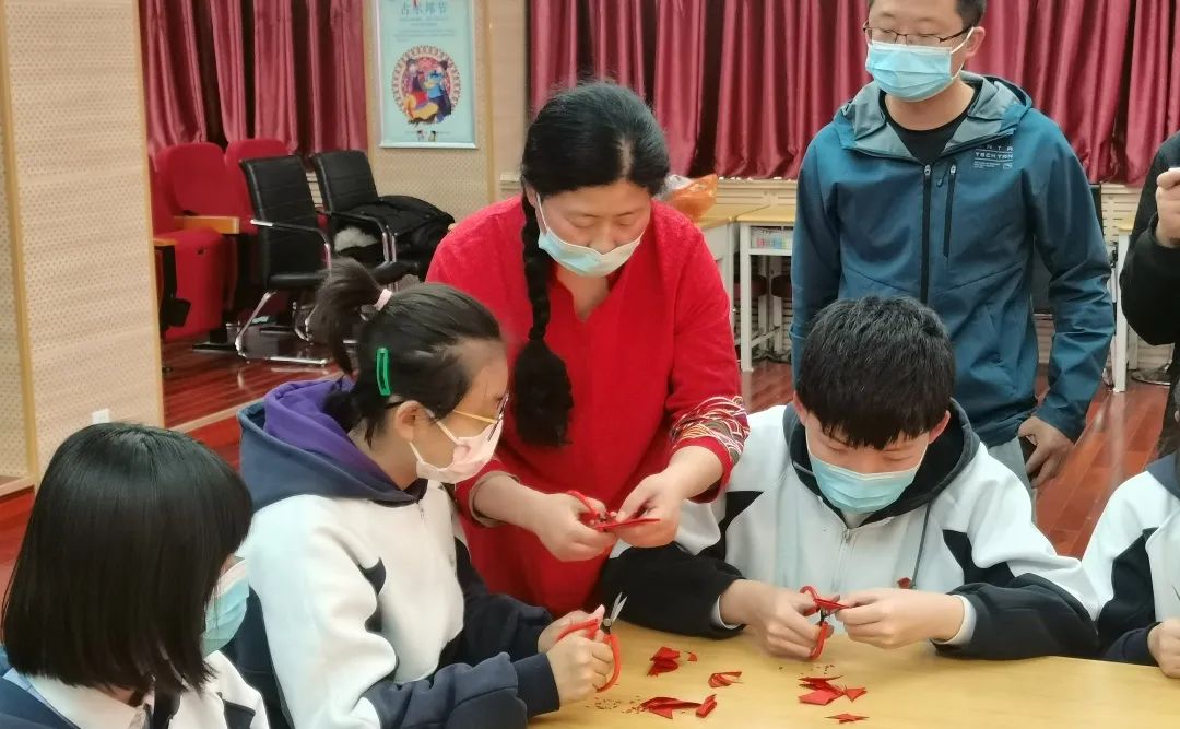 铸牢中华民族共同体意识，石景山区开展民族团结进步创建“共绘石榴花”主题剪纸活动