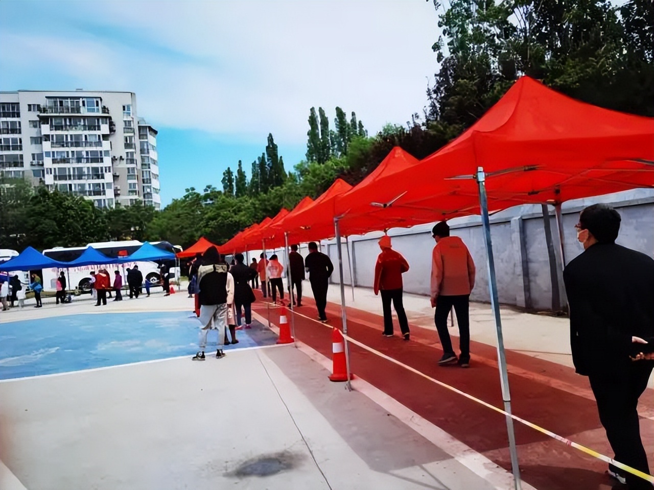 反诈两米线、百米遮阳棚“巧”利用，居民连声叫好