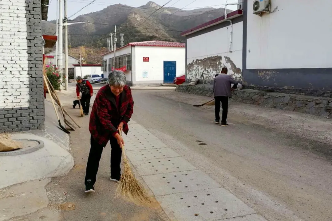 密云区巨各庄镇：防火扫除两不误 秋日最美酒乡路