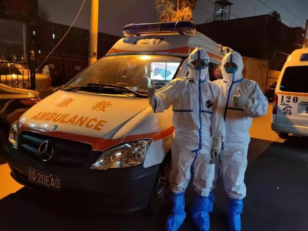 让我上！我是医生！