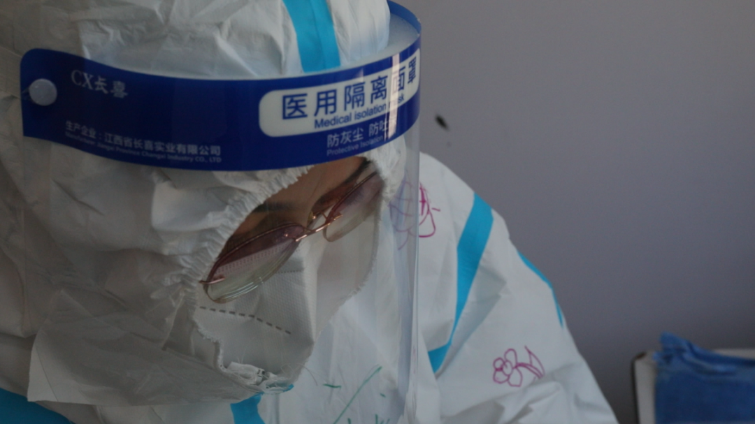 海淀核酸检测点，这位“教师大白”频繁将身体探出窗外