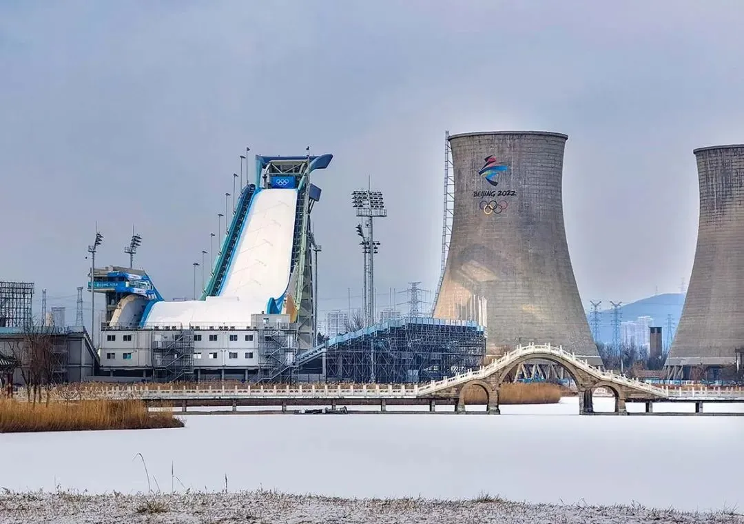 “很酷，背景是山脉、庙宇、城市和钢铁厂！”中外选手盛赞首钢滑雪大跳台