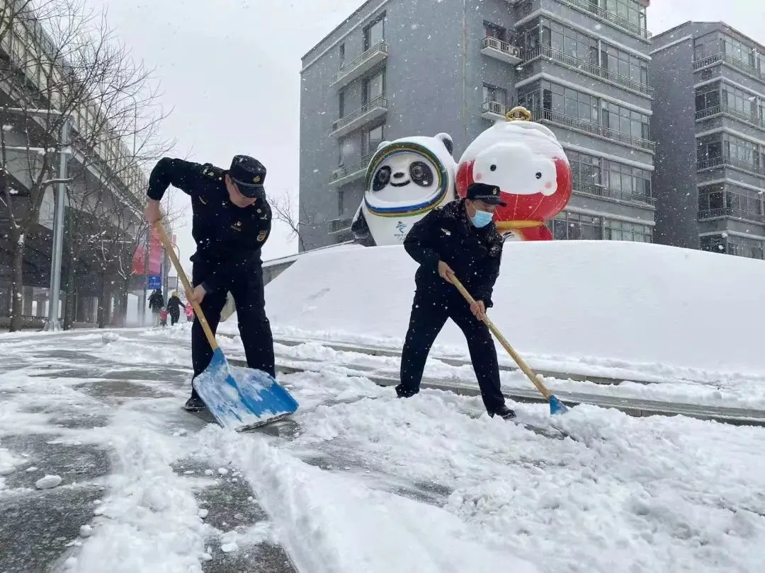 望雪而行——石景山各街道各部门积极开展冬奥期间扫雪铲冰行动！