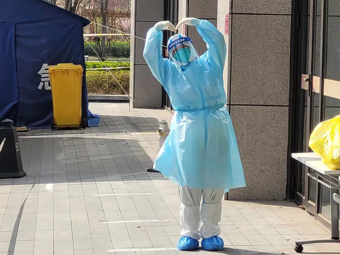 “抗疫天使”一线过节