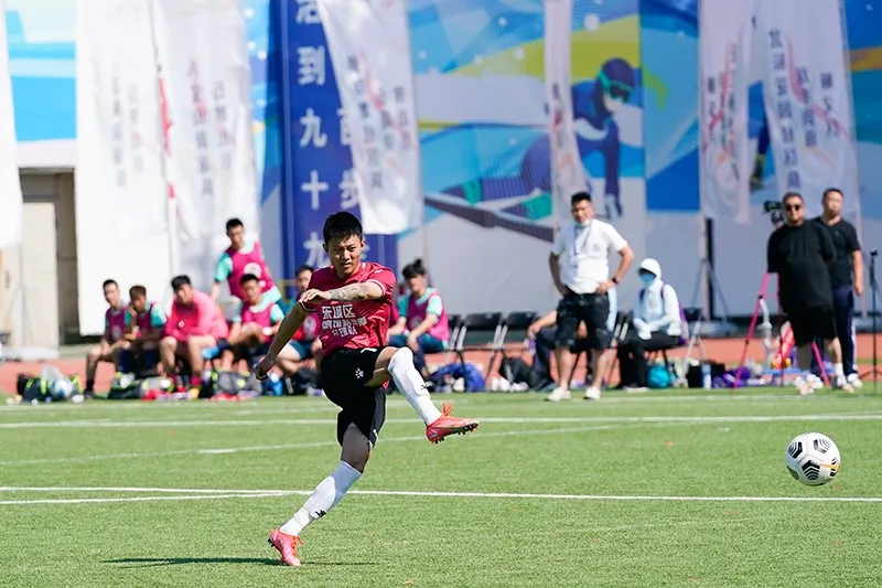 北京市首届社区杯八人制足球赛收官，东城战队载誉而归！