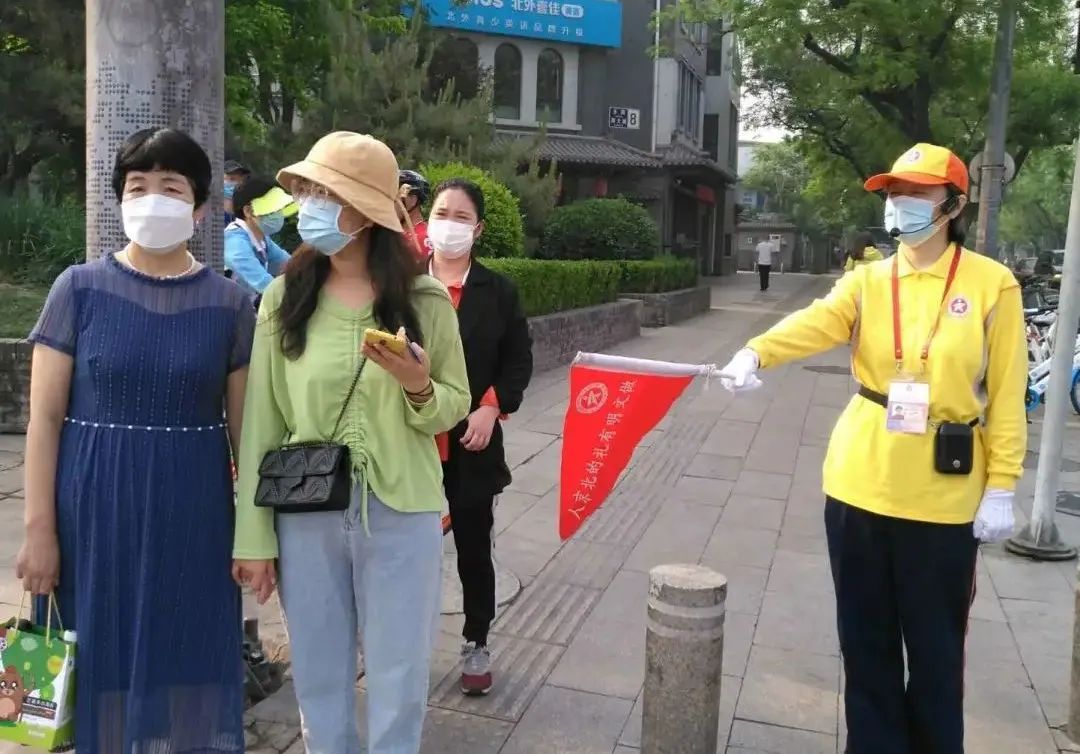 东城区公共文明引导员“五一”期间开展假日志愿服务活动