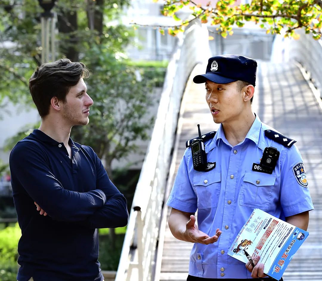 会说多国语言的“社区外交官”