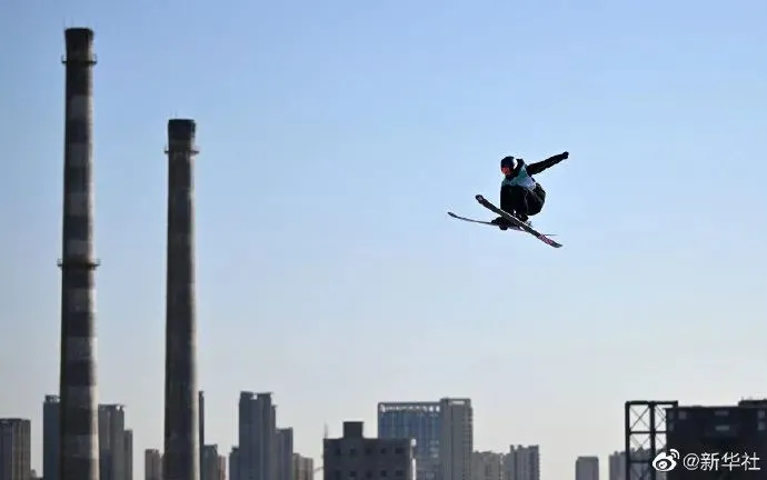 “很酷，背景是山脉、庙宇、城市和钢铁厂！”中外选手盛赞首钢滑雪大跳台