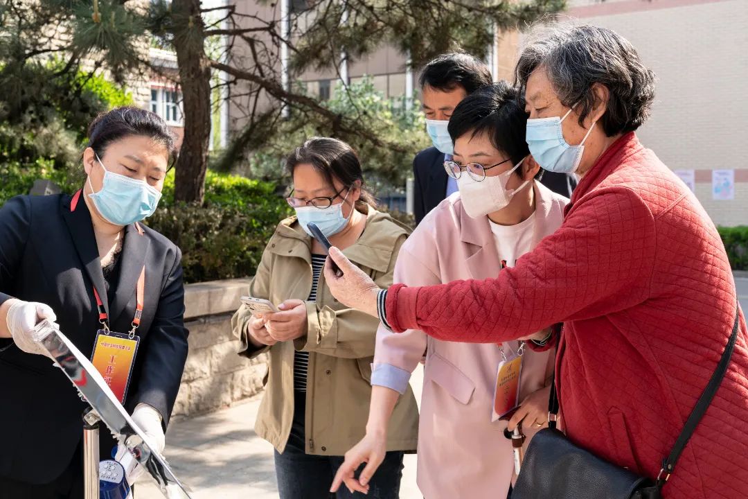 东城区疫苗接种服务送进辖区单位，为离退休老年人打疫苗