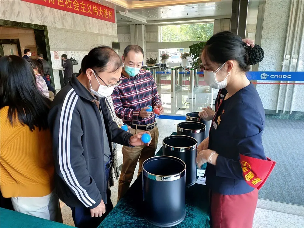 公共场所垃圾分类，他们这么做……