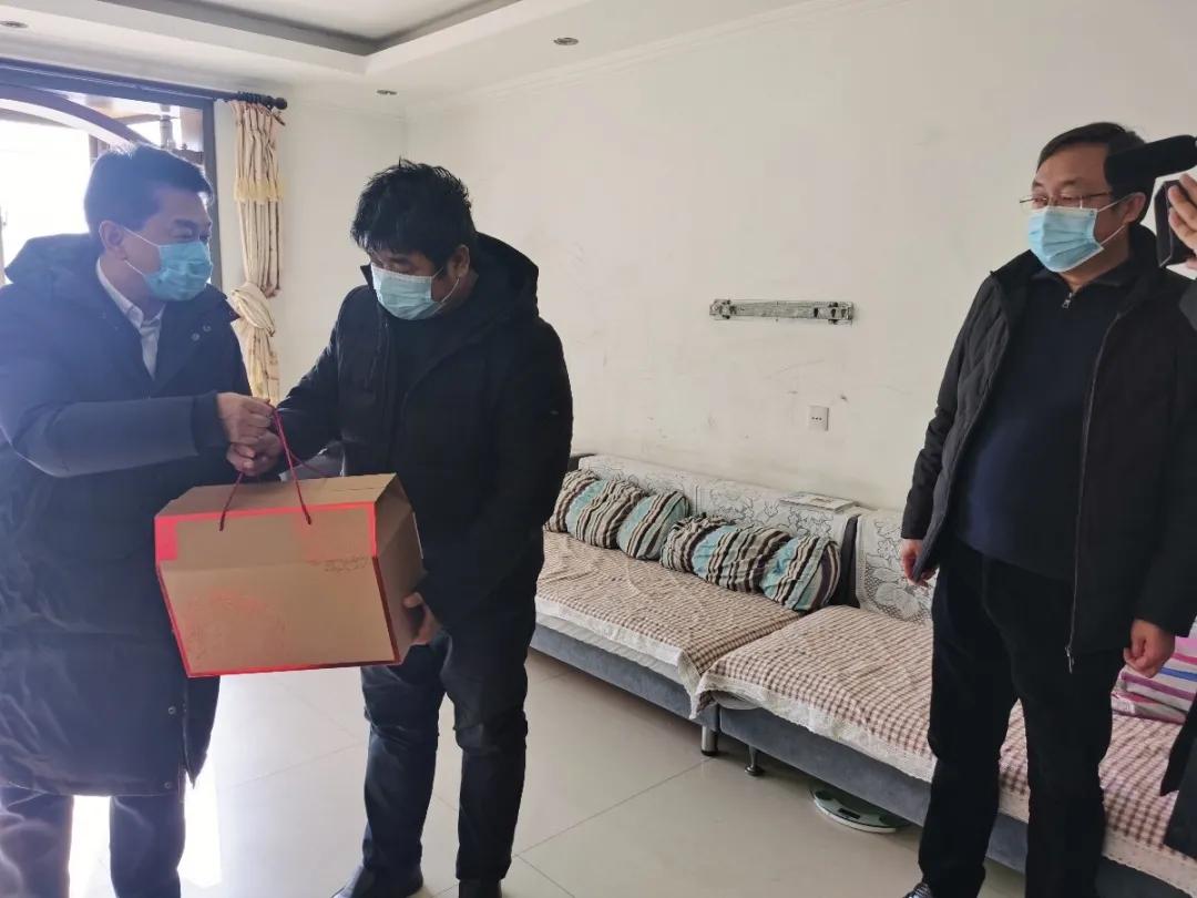 密云区总工会慰问在档困难职工