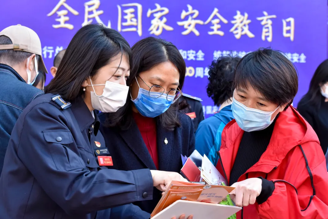 东城区全民国家安全教育日主题活动现场“摆摊”答疑，国家安全知识来了解一下～