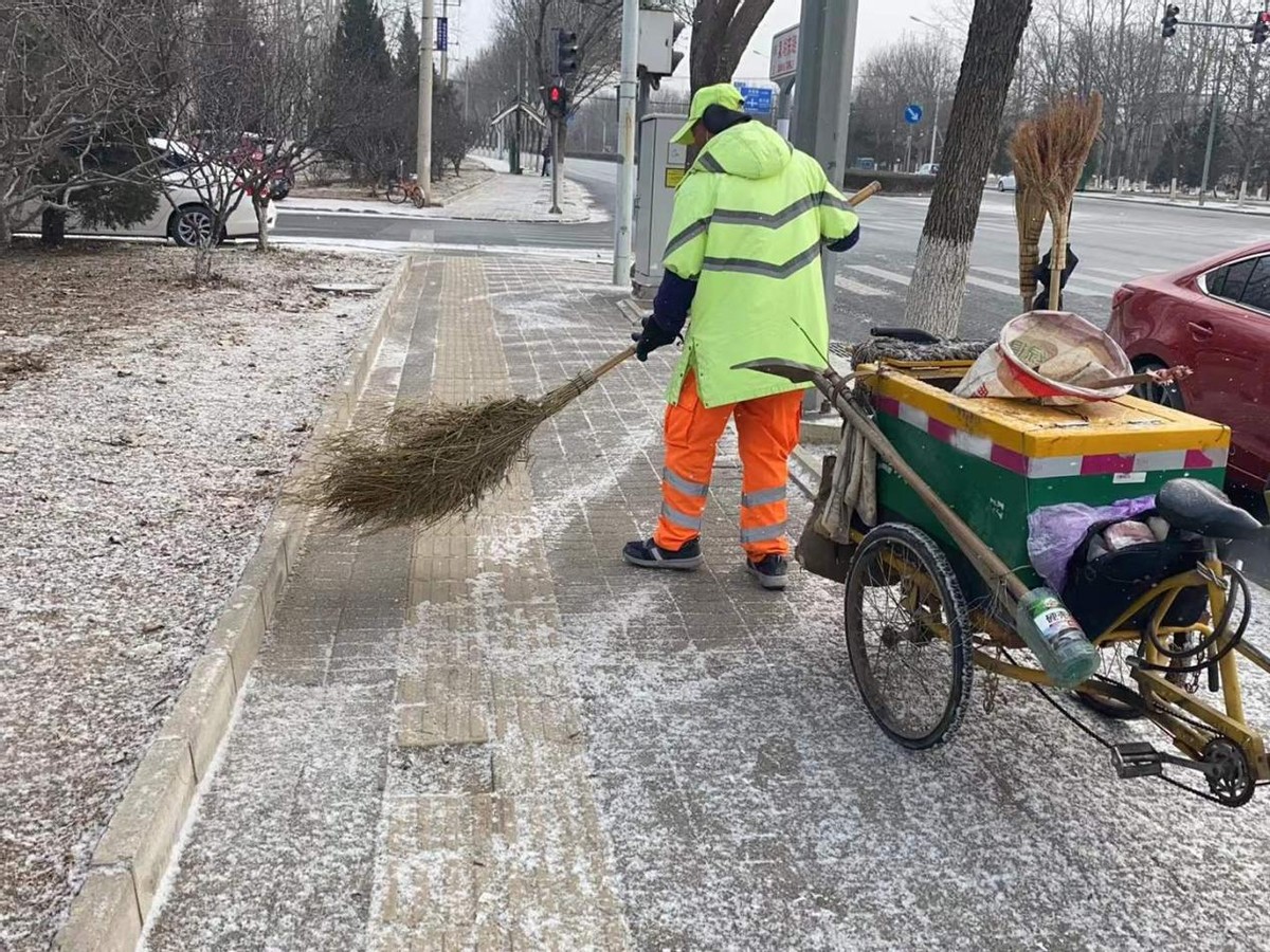迎风逆行 丰台区环卫中心铲冰除雪保障道路畅通