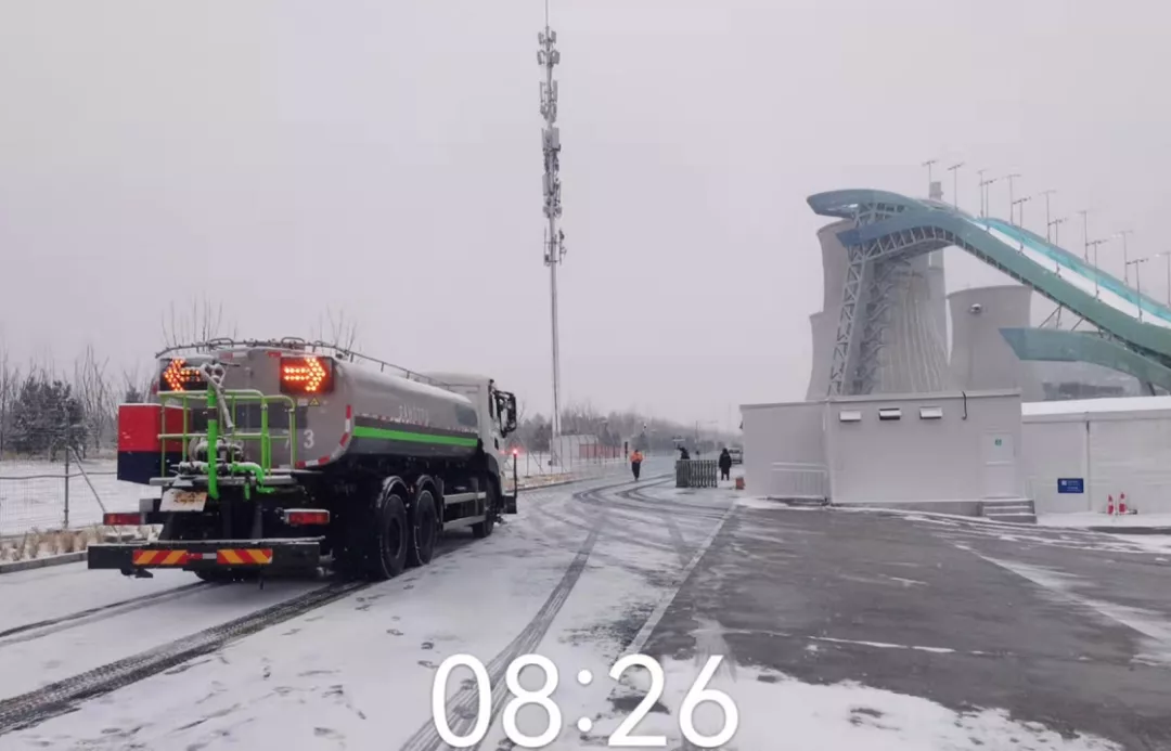 望雪而行——石景山各街道各部门积极开展冬奥期间扫雪铲冰行动！