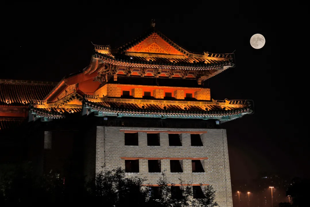 明城墙上吟诗赏月，东城居民感受中秋传统味儿