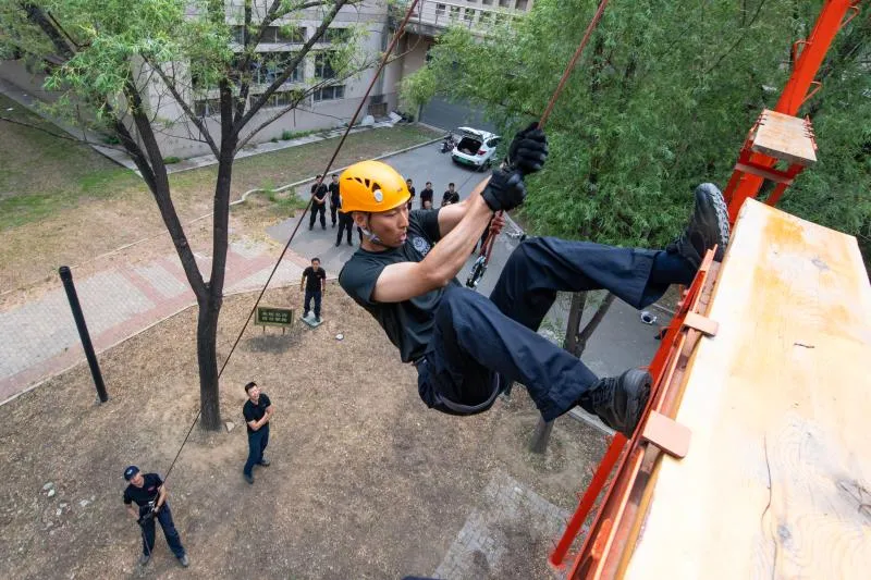 不许动！ 我是交警！