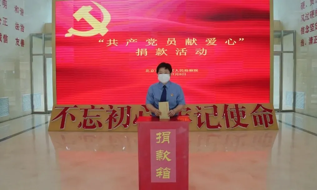 与时间赛跑，党旗在战疫一线高高飘扬！