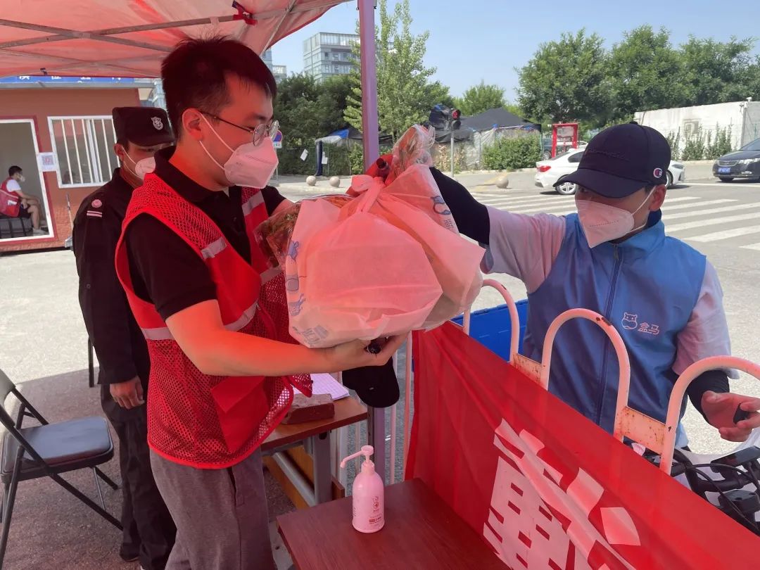 烈日下，“金一代”青年干警化身“红马甲”传递温情