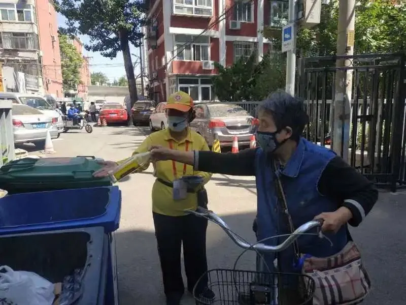 东城区深入开展“东城柠檬黄垃圾分类我先行“活动