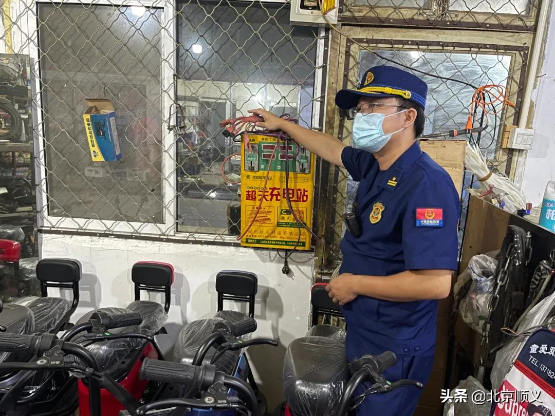 顺义区消防救援支队夜查电动自行车消防安全，清理违规停放、充电车辆260余辆！