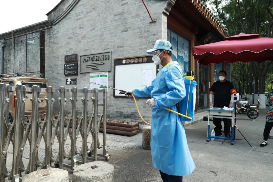 严格落实卡口“四件套”，时刻绷紧社区疫情防控弦