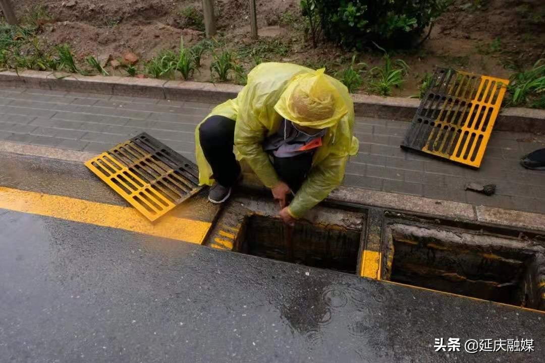 延庆用心学党史 用情办实事~房屋雨季不再漏 居民宜居更暖心！