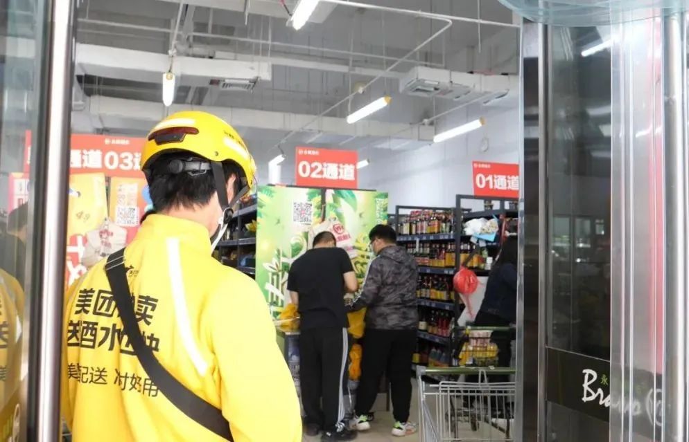 电商配送外卖员以“动”守“静”助抗疫~