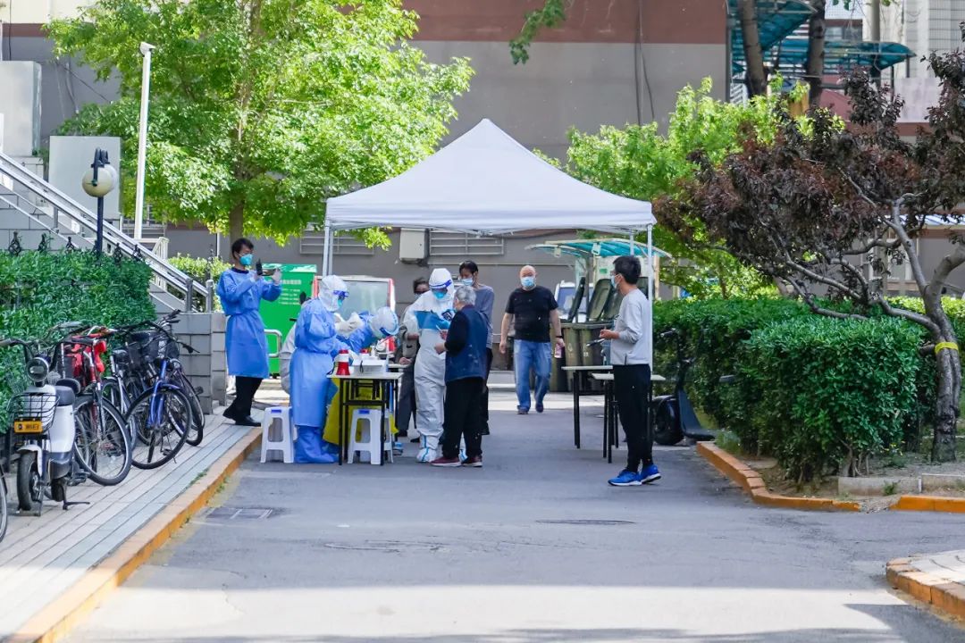 直击绿景苑小区封控一线：平稳有序、服务到位