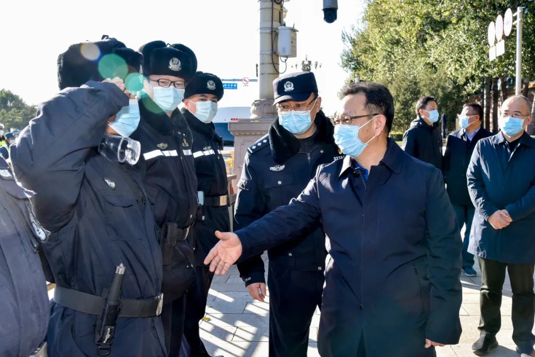 全力确保群众温暖过冬！孙新军、周金星深入学校社区检查疫情防控和供暖工作