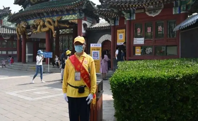 东城区公共文明引导员“五一”期间开展假日志愿服务活动