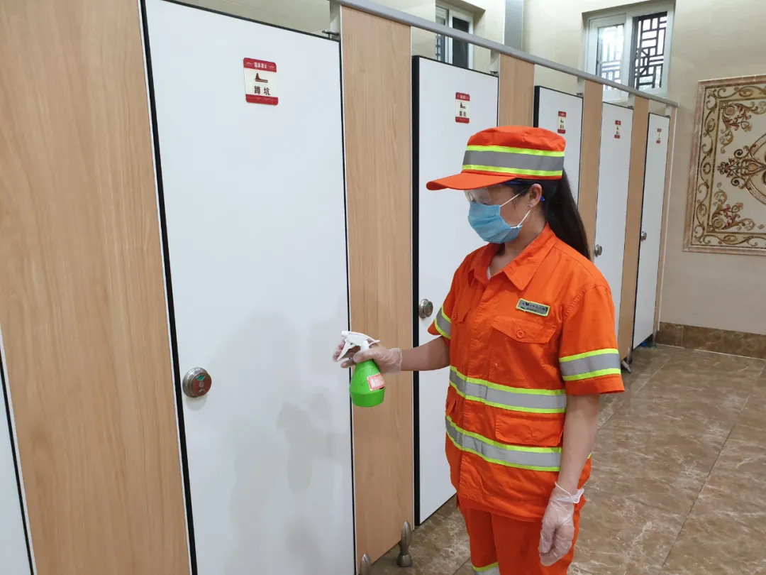 记者走一线 | 每半小时消杀一次，确保公厕卫生安全