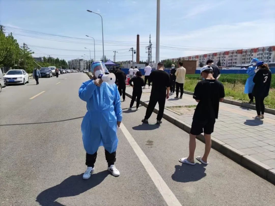 “迷彩绿”变身“志愿蓝”！顺义退伍老兵主动支援社区防疫！