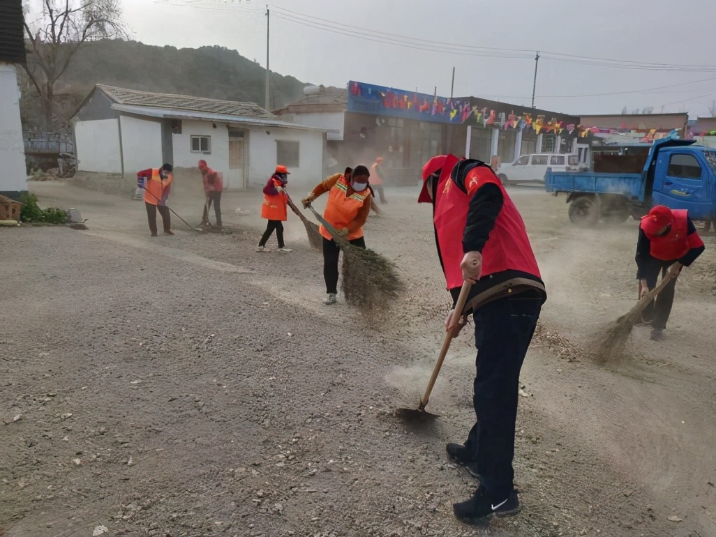 穆家峪镇开展周末大扫除 共享卫生新环境