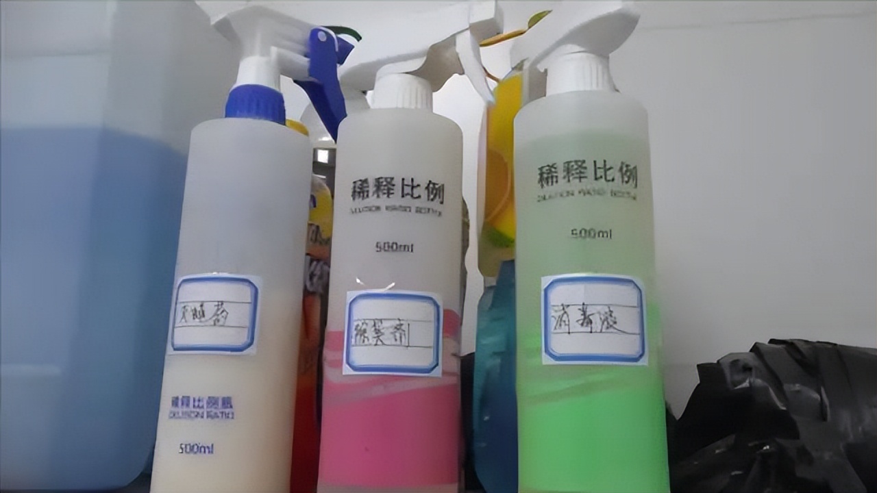 公厕保洁消杀再“升级”，筑牢防疫安全屏障