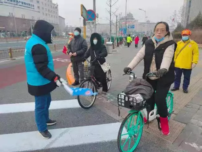“迎冬奥 保畅通”丰台志愿者扮靓文明交通示范路口