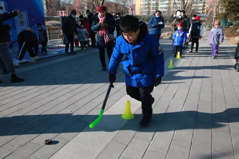 公园里开起小小“冬奥会”，孩子们玩嗨了