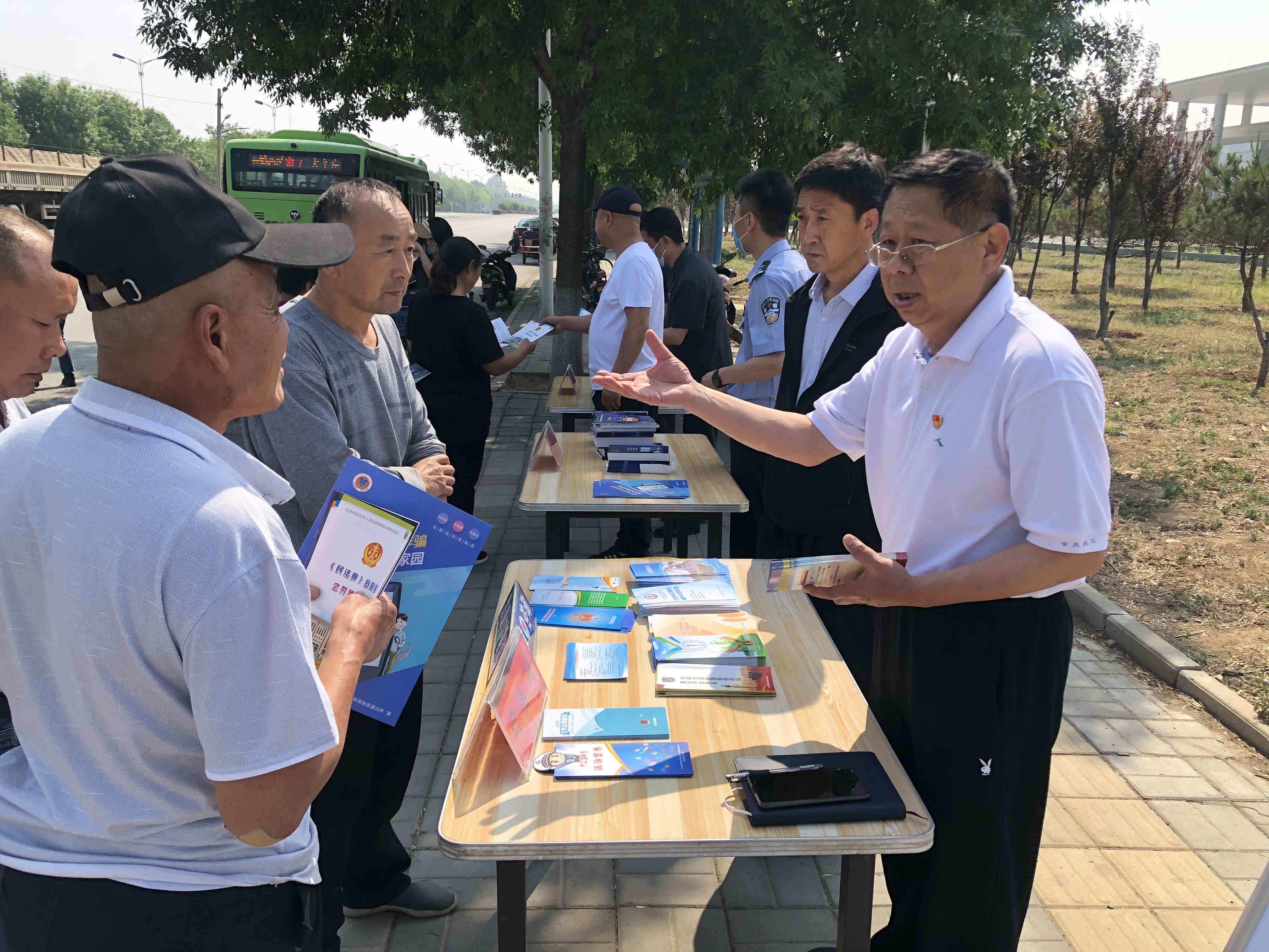 密云区西田各庄镇开展送法下乡系列活动提升群众知晓率和满意度