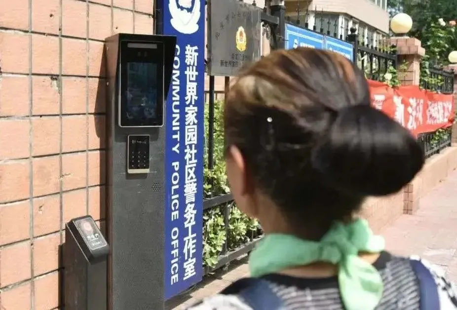 东城：居民“刷脸”进小区 防控精准又高效