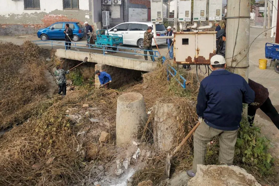 密云区巨各庄镇：防火扫除两不误 秋日最美酒乡路