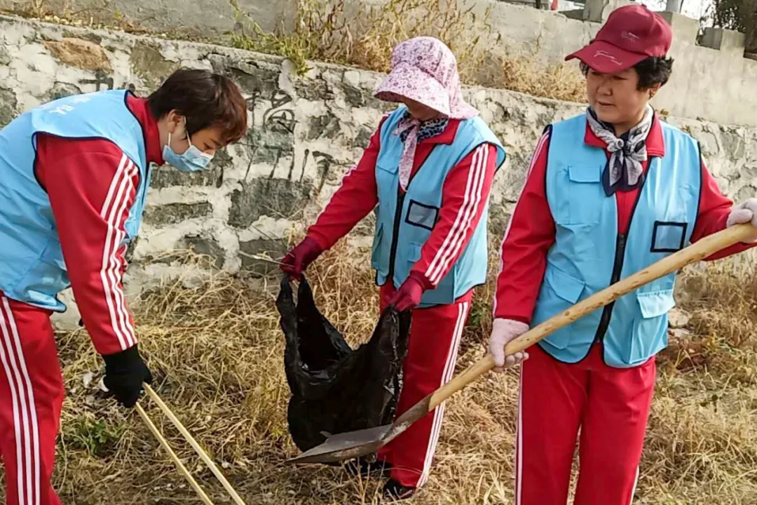 密云区巨各庄镇：防火扫除两不误 秋日最美酒乡路