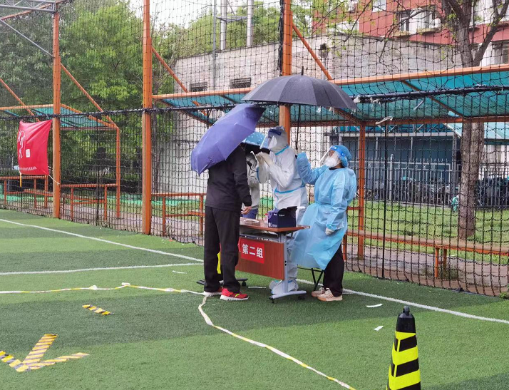 全程为测核酸老人撑伞，这位“小蓝”太贴心！