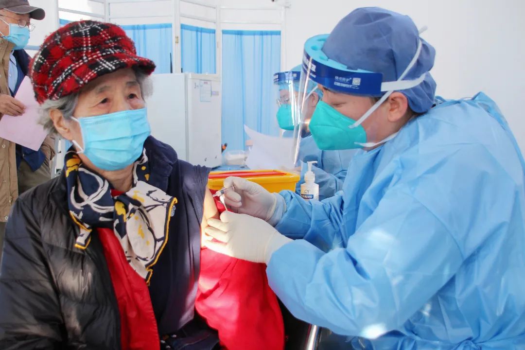 从免费体检到贴心照顾，这里让老年人安心打疫苗