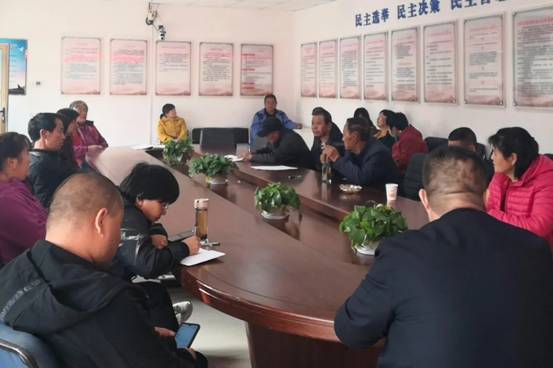 密云区巨各庄镇：防火扫除两不误 秋日最美酒乡路