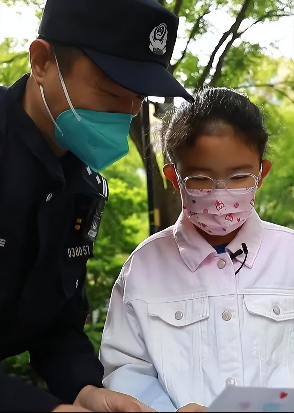 暖心！7岁小女孩作画送给一线抗“疫”民警