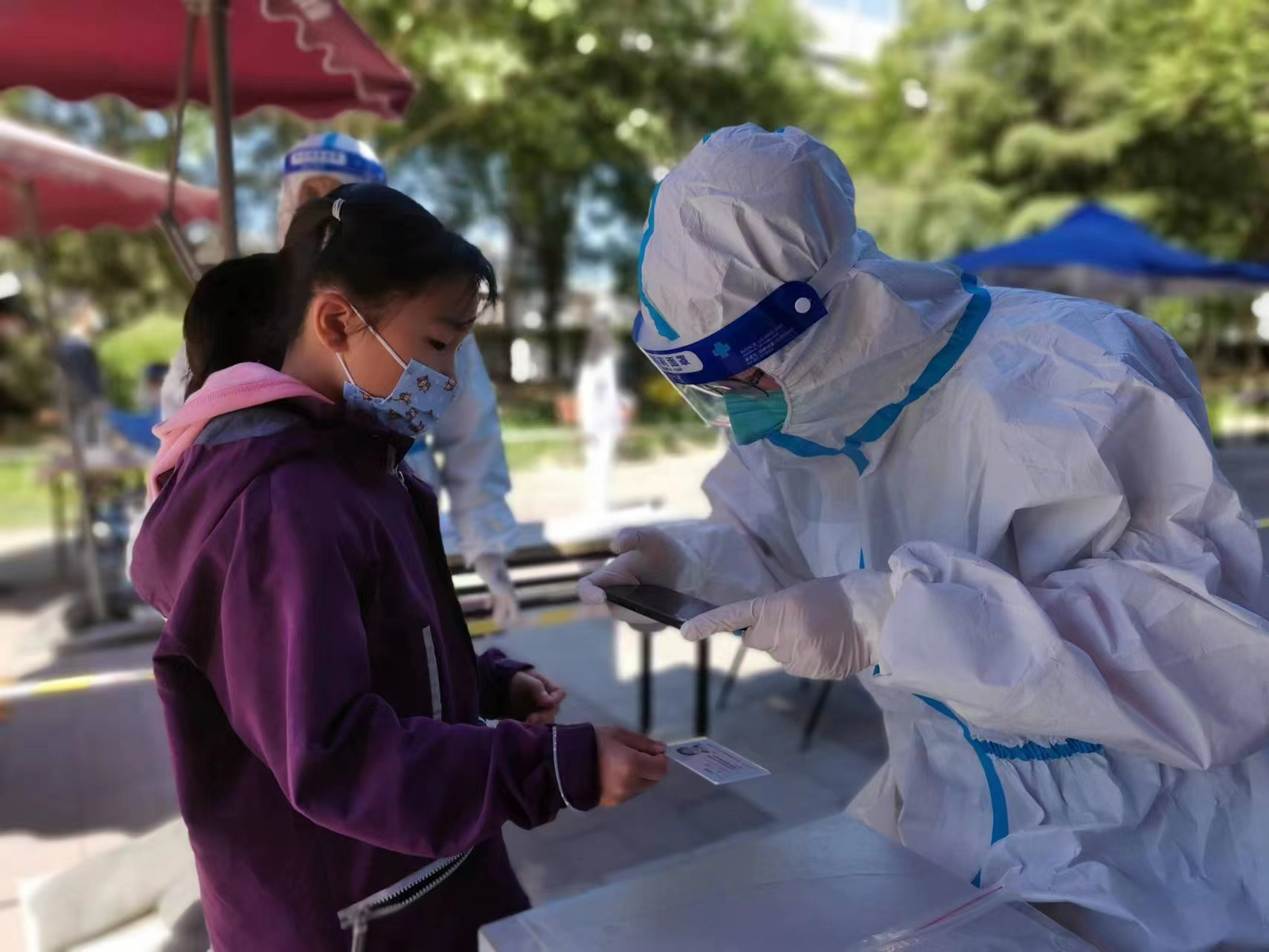 “环保绿”绽放“党旗红”