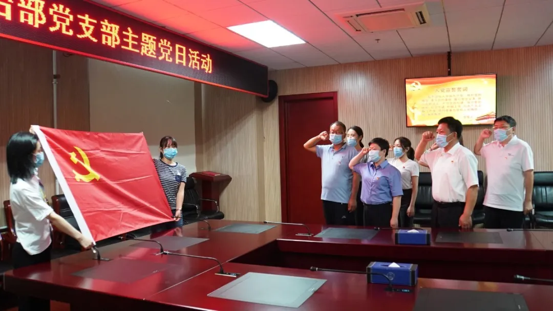 与时间赛跑，党旗在战疫一线高高飘扬！