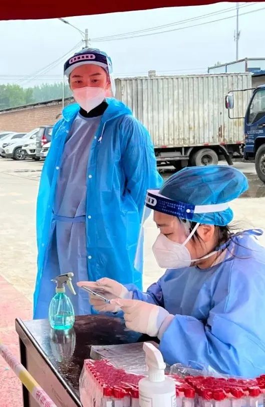 “疫”无反顾！“背奶妈妈”断奶坚守抗疫一线