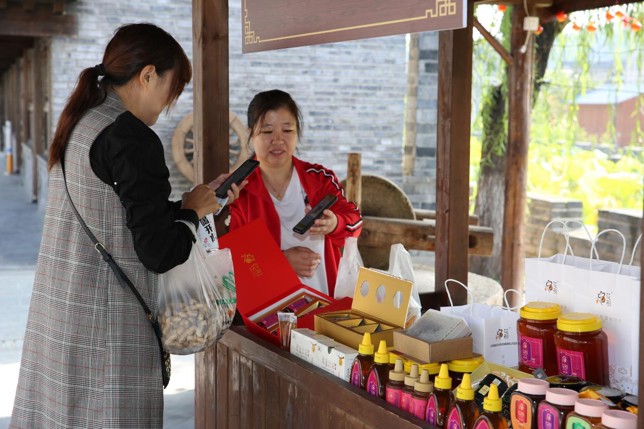 密云区古北口镇迎来市郊铁路怀密线正式开通运营后第一批游客